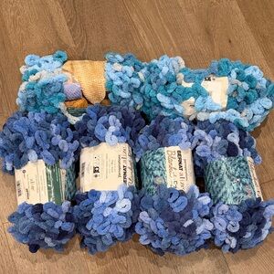 Lot of 6 Bernat alize Blanket -EZ Yarn. NWT. 

4 Twilight Blue
2 Cloudy Sky
